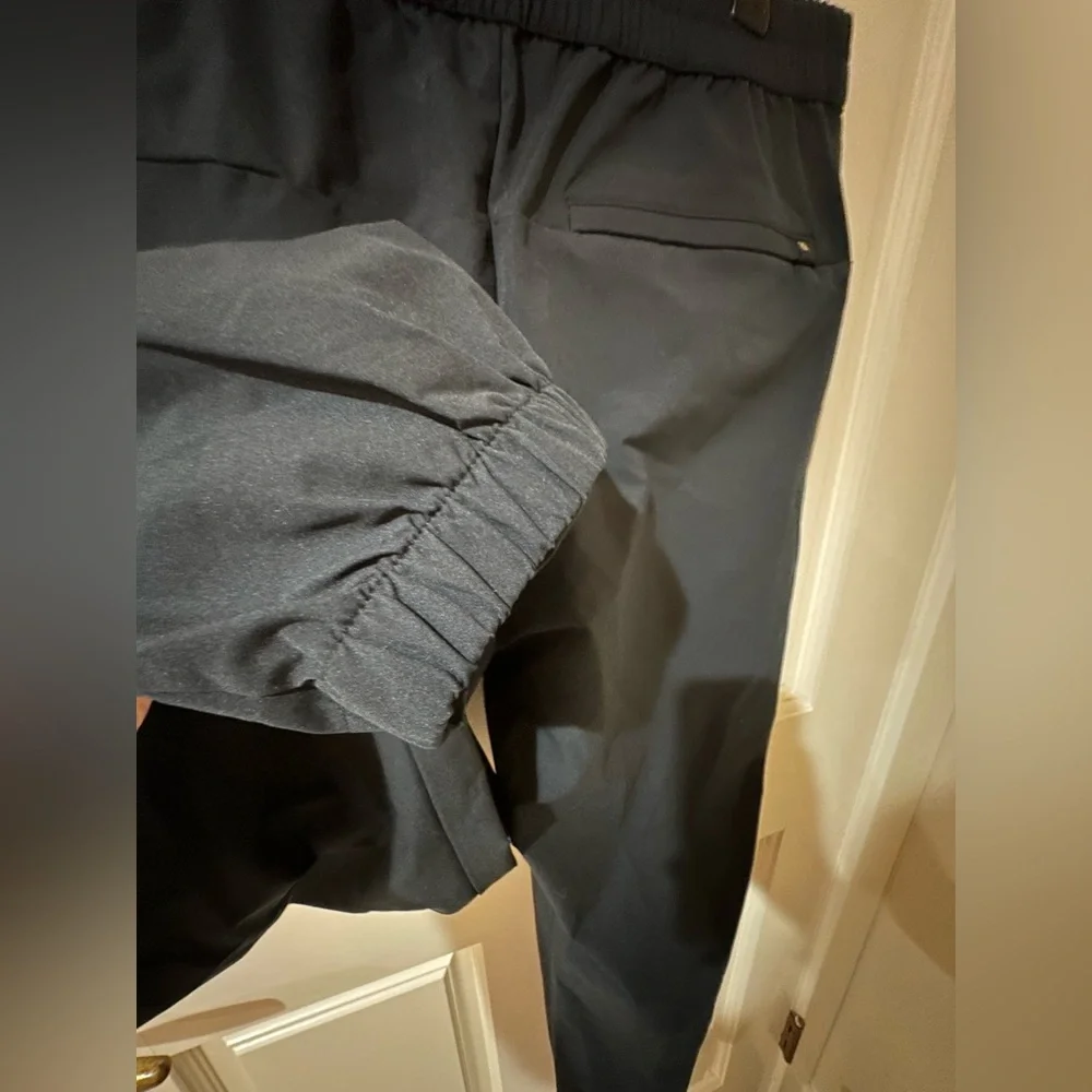 $100 BANANA REPUBLIC Men’s Performance Tech Motion Hybrid Pant in Black